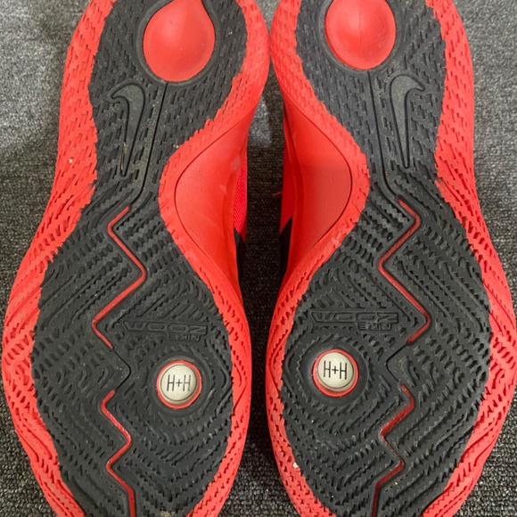 Kyrie flytraps university red main image 5